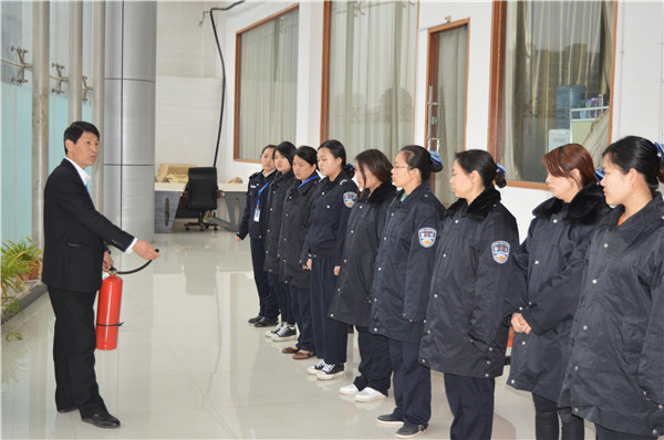 1524810642148280.jpg 张主任在向学员们展示干粉灭火器的使用方法.jpg