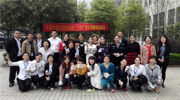 1524810724196316.jpg 各位裁判及得奖的运动员代表合影.jpg