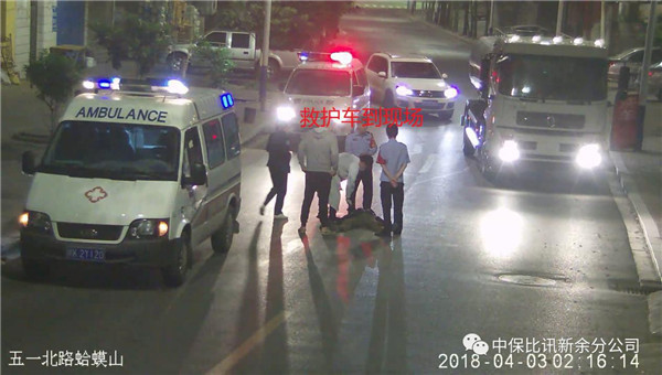 醉酒男子半夜躺马路中央 天网监控员默默守护