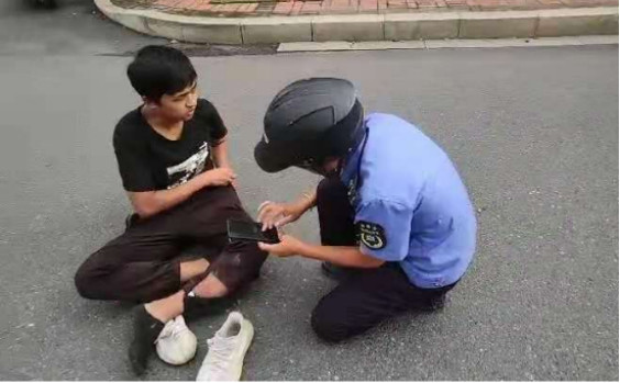 1629775279276109.jpg 简报(2021第27期)危难时刻伸双手 助人为乐暖人心--记高新区城市综合管理大队好人好事435.jpg