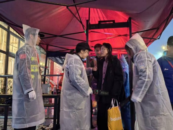 “双K大战”激情绿茵 风雨同行中保守护